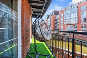 Property grounds - Luxury 2BR Apartment w/Balcony views + Parking (Birmingham)