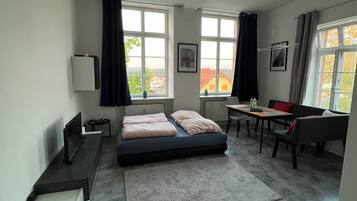 1 dormitorio, tabla de planchar con plancha, wifi y ropa de cama