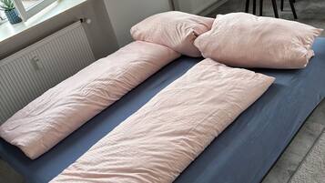 Ein Zimmer mit einem Bett, einem Tisch und einem Stuhl.