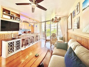 Smart TV - Kamaole Nalu 401 - Oceanfront Complex Sunset Views (Kihei)