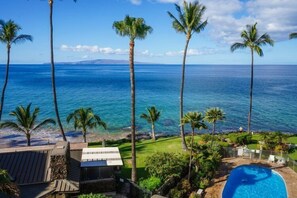 Property grounds - Kamaole Nalu 503 - Lanai Oceanfront * Updated * A/C * EASY Access to Beach (Kihei)