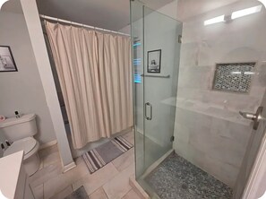 Regadera, secadora de cabello, toallas, papel de baño