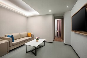 Perhesviitti | Työpöytä, kannettavalle tietokoneelle sopiva työtila, pimennysverhot