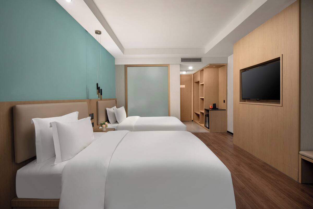 Premium Twin kamer, uitzicht op de stad | Een bureau, een laptopwerkplek, verduisterende gordijnen