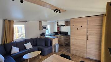 Fernseher, Videospiele, Tischfußball, Tischtennisplatte