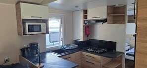 Coffee/tea maker, fridge, microwave, oven - Mobile home by the sea in campsite 4* Mar Estang in Canet en Roussillon (Canet-en-Roussillon)