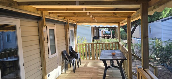 Outdoor dining - Mobile home by the sea in campsite 4* Mar Estang in Canet en Roussillon (Canet-en-Roussillon)