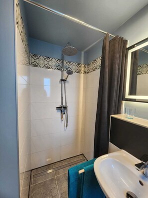 Dusche, Haartrockner, Handtücher, Seife