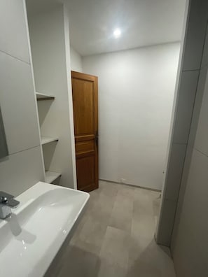 تجهيزات دش، مجففات شعر، مناشف، صابون