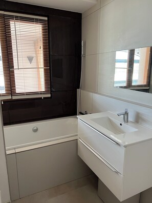 Shower, hair dryer, towels, soap - Apartment with pool (Afa)