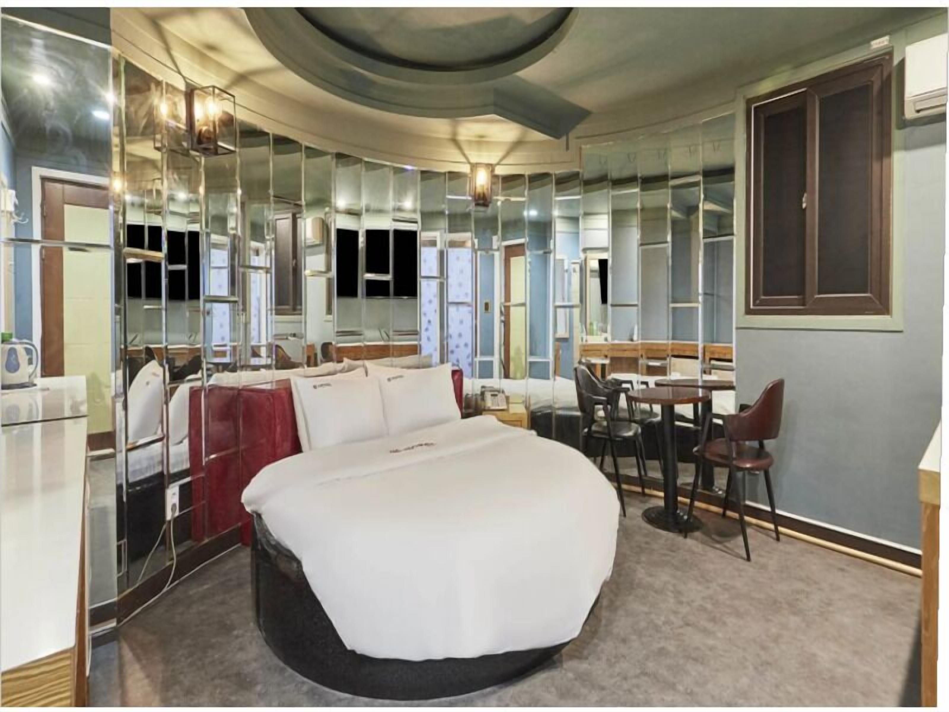 Basic Studio | Free WiFi