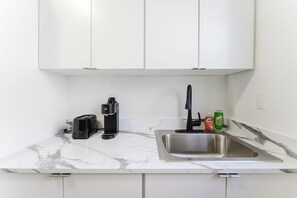 Microondas, horno, parrilla de estufa y lavavajillas 