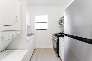 Microondas, horno, placa de cocina y lavavajillas