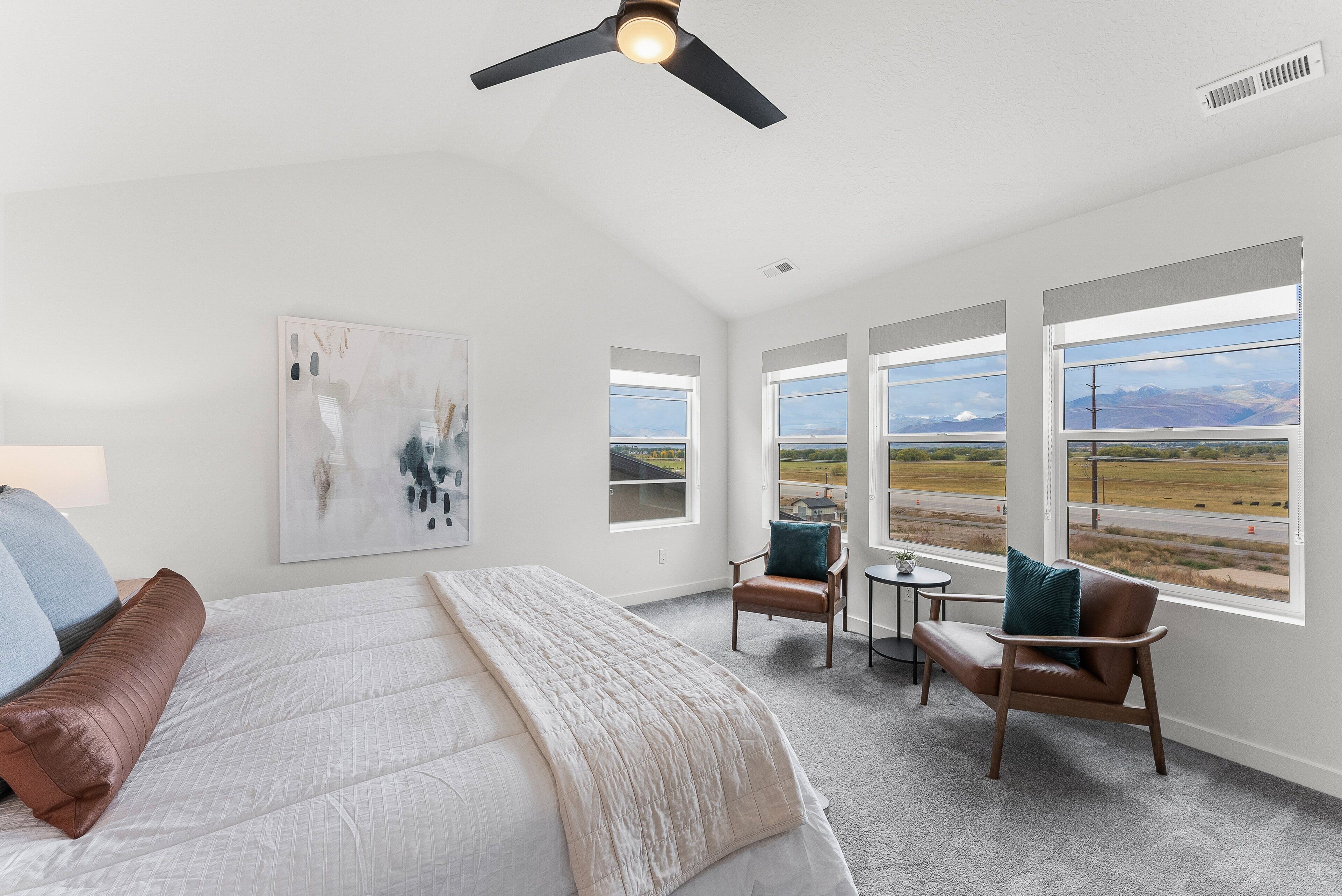 Een bureau, een strijkplank/strijkijzer, gratis wifi, beddengoed