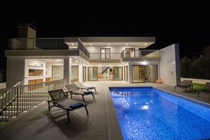 A modern two-story house with a swimming pool, outdoor seating, and a staircase leading to the upper floor. - Beach Villa With Pool Near Split for 8 (Proložac)