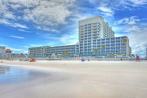 On the beach - Ocean View Studio | Private Balcony | Pool-Hot Tub (Daytona Beach)