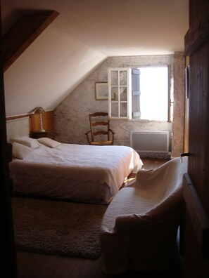 3 habitaciones y tabla de planchar con plancha