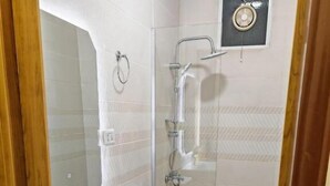 Ein modernes Badezimmer mit Waschbecken, Toilette und Dusche.
