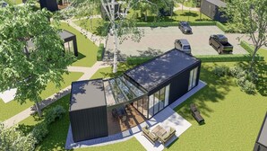 Uma casa moderna com um amplo alpendre de vidro, piscina e gramado bem cuidado.