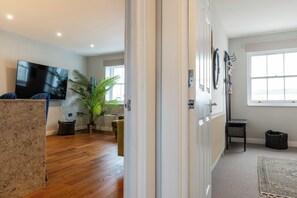 Interior - Stunning High Street Loft in Cheltenham (Cheltenham)