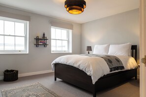 Iron/ironing board, free WiFi - Stunning High Street Loft in Cheltenham (Cheltenham)