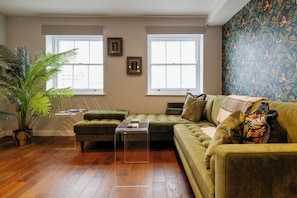 Living area - Stunning High Street Loft in Cheltenham (Cheltenham)
