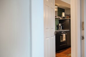 Private kitchen - Stunning High Street Loft in Cheltenham (Cheltenham)