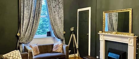 Smart-TV, peis, videospill og bøker