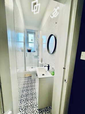 Shower, hair dryer, towels, soap - Charming cosy Victorian apartment (Edinburgh)