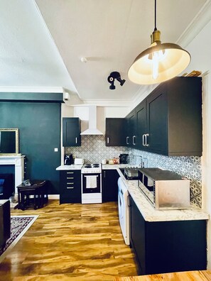 Fridge, microwave, oven, coffee/tea maker