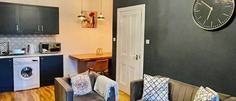 TV connectée, cheminée, jeux vidéo, livres