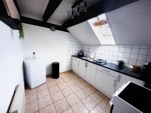 Een microgolfoven, een oven, een kookplaat