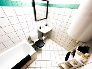 Hårføner, håndklær, såpe og toalettpapir