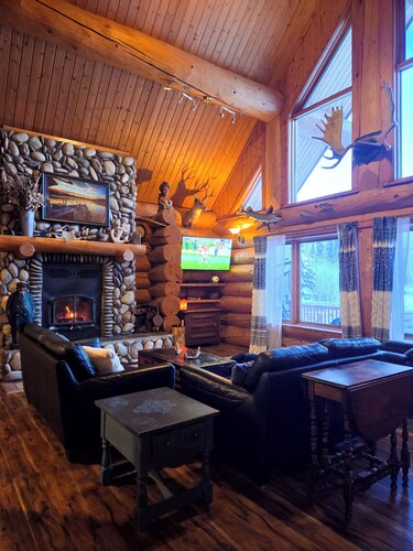 <>Your Alaskan AdVeNTuRE starts here! Sleeps 6