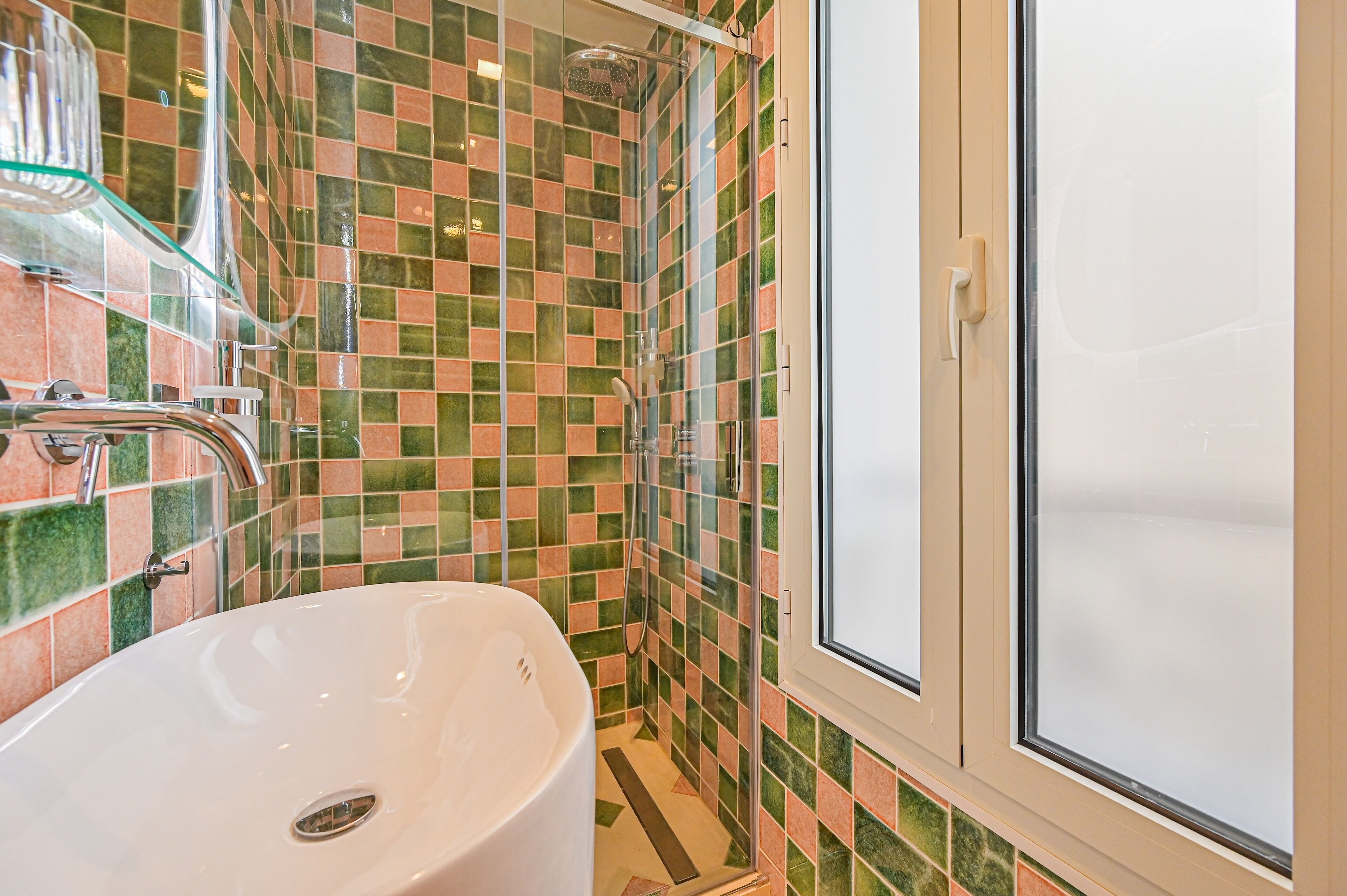 Douche, sèche-cheveux, serviettes fournies, savon