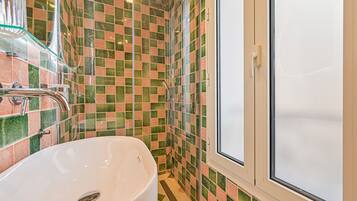 Douche, sèche-cheveux, serviettes fournies, savon