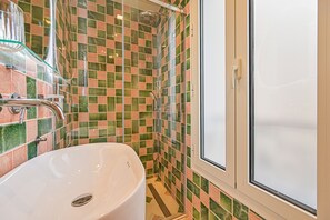 Een douche, een haardroger, handdoeken, zeep