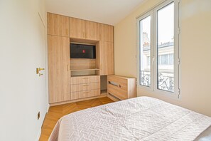 Een strijkplank/strijkijzer, wifi, beddengoed