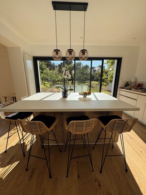 Dining - Charming Breton house in Port Manec'h, 200 m from the beach and port, quiet location (Névez)