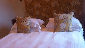 4 bedrooms, iron/ironing board, internet, bed sheets