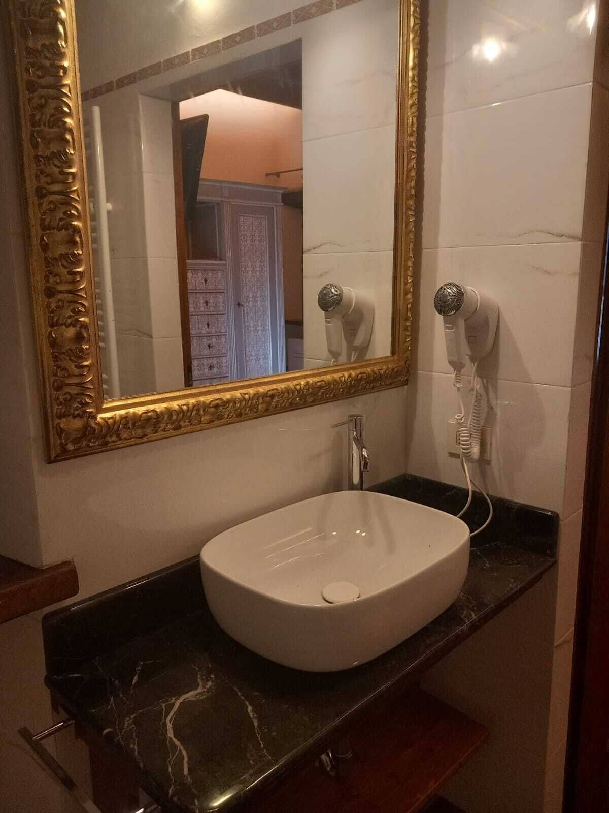 Douche, sèche-cheveux, bidet, serviettes fournies