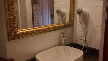 Douche, sĂšche-cheveux, bidet, serviettes fournies