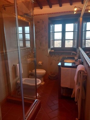 Shower, hair dryer, bidet, towels - Nje qetesi shpirterore dhe mikpritje (Prefettura di Coriza)