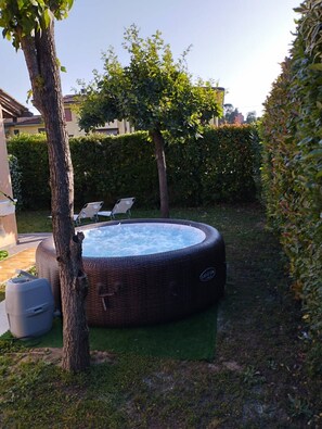 Outdoor spa tub - Intimate and cozy cottage with garden and whirlpool for exclusive use. (Castel del Bosco)