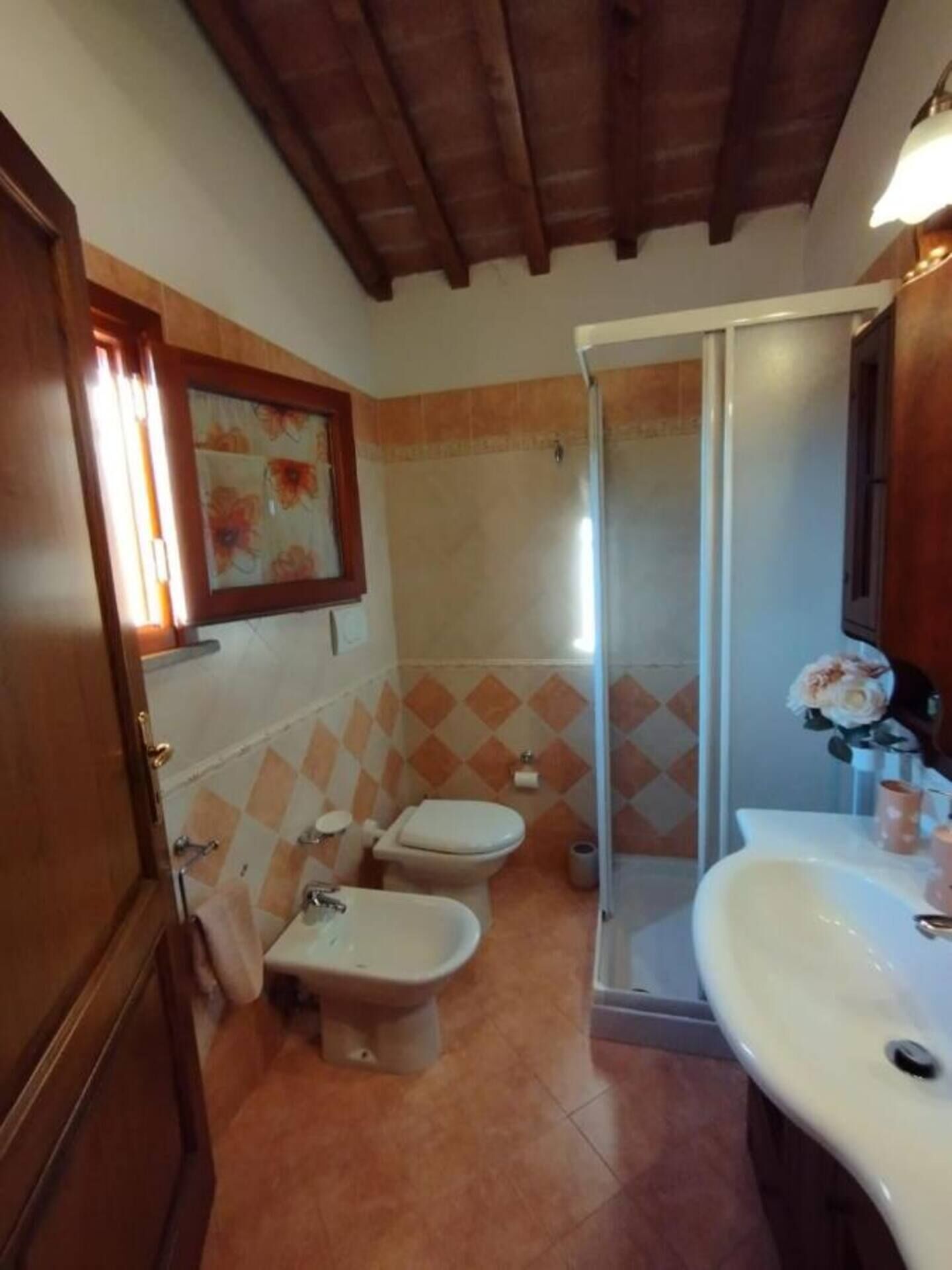 Een douche, een haardroger, een bidet, handdoeken