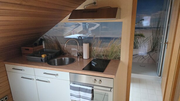 Coffee/tea maker, fridge, oven, stovetop