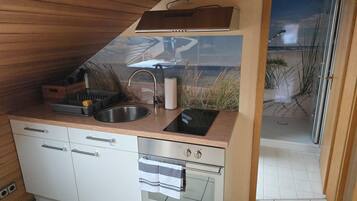 KylskÄp, ugn, spishÀll och kaffe- och tebryggare