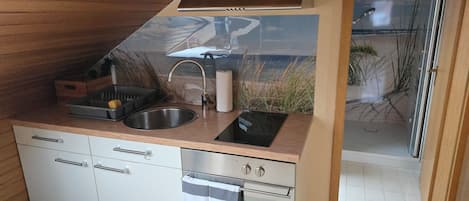 Fridge, oven, stovetop, coffee/tea maker