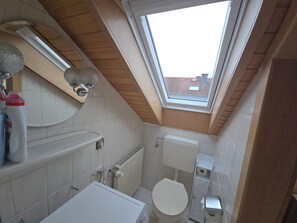 Dusj, hårføner, håndklær og såpe