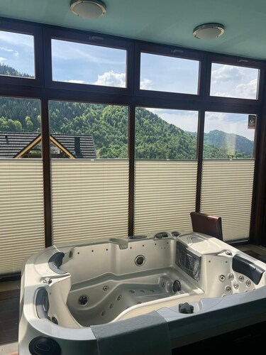 Luxury 3BR House for 8 • Sauna, Jacuzzi, Garden & Views